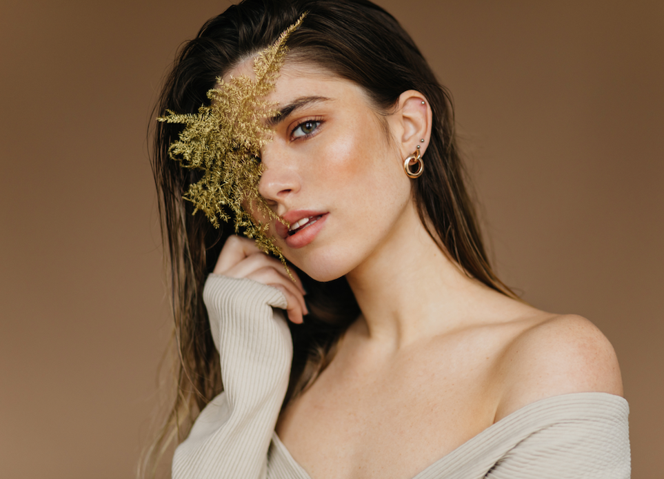 <a href="https://www.freepik.com/free-photo/charming-white-woman-holding-plant-pretty-blackhaired-girl-enjoying-indoor-photoshoot_23667351.htm#page=3&query=gold%20face&position=16&from_view=search&track=ais&uuid=40dcd068-3db3-4713-be0c-c6b3adea94c2#position=16&page=3&query=gold%20face">Image by lookstudio</a> on Freepik